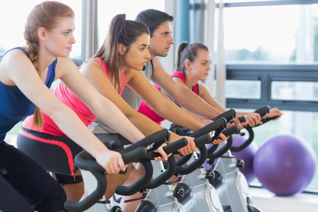 Quattro persone che lavorano alla classe di spinning