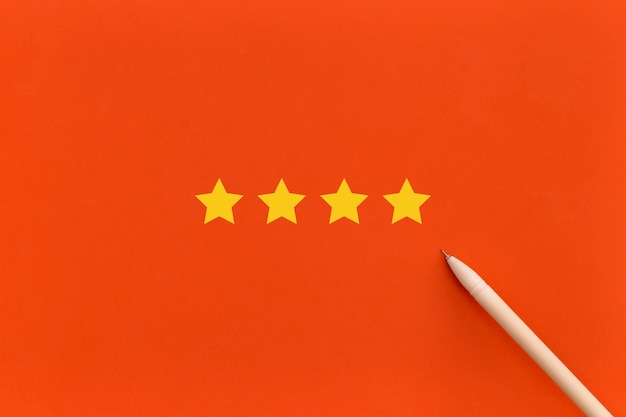 Quattro stelle 4, valutazione dei migliori servizi eccellenti su sfondo rosso.
