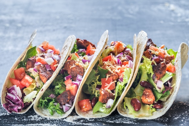 Quattro tacos messicani sul tavolo di cemento