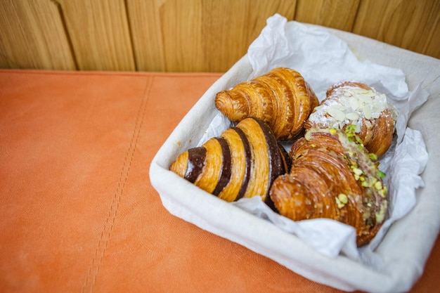 Quattro tipi di croissant in un cestino