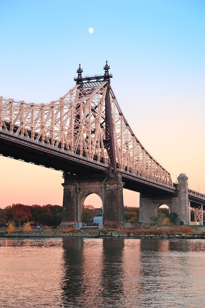 Queensboro Bridge sopra New York City East River al tramonto visto dal centro di Manhattan.