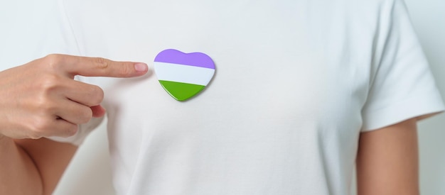 Queer Pride Day e LGBT Pride Month concetto viola bianco e verde a forma di cuore per lesbiche gay bisessuali transgender genderqueer e comunità pansessuale