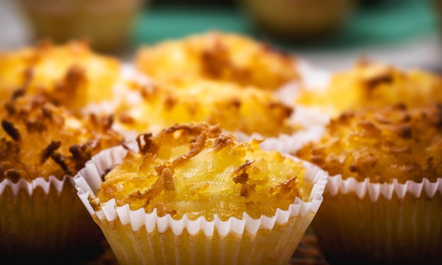 Queijadinha o queijada dolce al forno da una panetteria e pasticceria tradizionale brasiliana e portoghese a base di uova, formaggio o cocco e molto zucchero