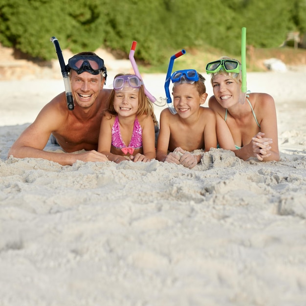 Quella barriera corallina era incredibile Una famiglia in attrezzatura per lo snorkeling sdraiata sulla sabbia in spiaggia