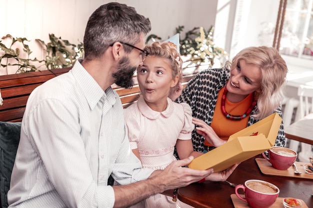 Quello che volevo. Ragazza entusiasta positiva guardando suo padre pur essendo felice del presente