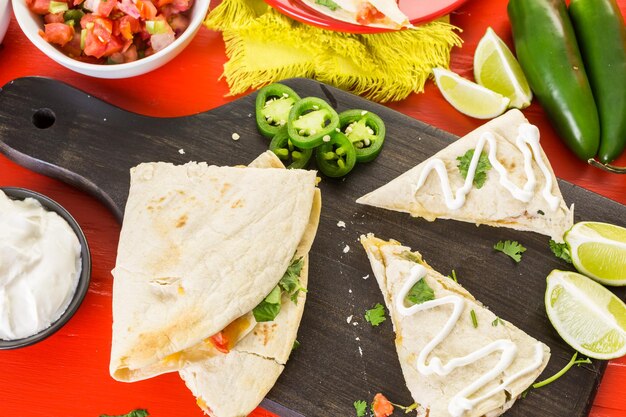 Quesadilla a fette ripiena di formaggio, pollo e pico de gallo.