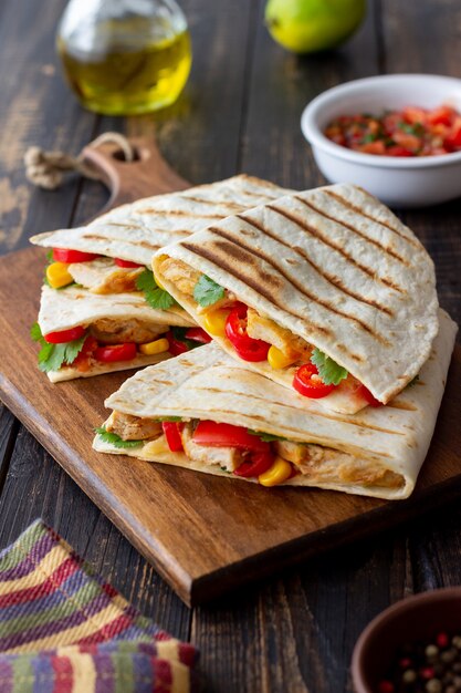 Quesadilla con pollo, pomodori, mais, formaggio e peperoncino. Cibo messicano. Fast food.