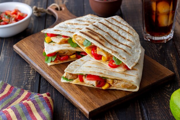 Quesadilla con pollo, pomodori, mais, formaggio e peperoncino. Cibo messicano. Fast food.