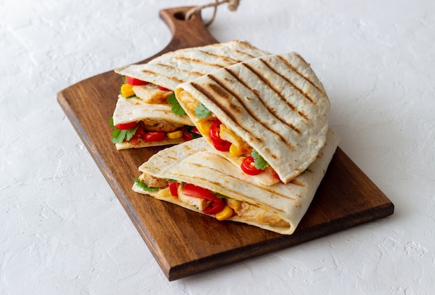 Quesadilla con pollo, pomodori, mais, formaggio e peperoncino. Cibo messicano. Fast food.