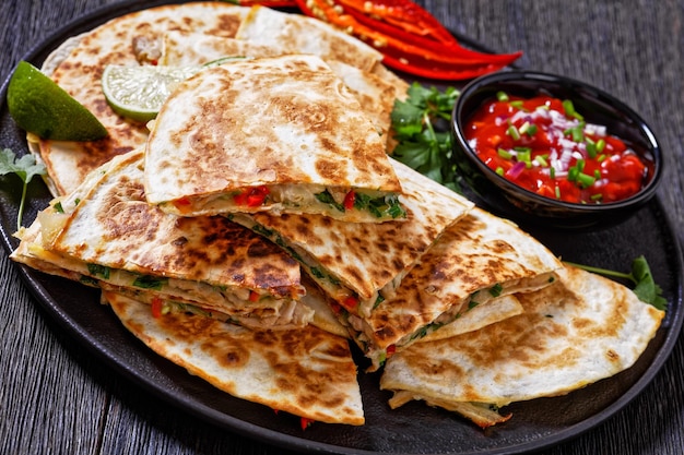 Quesadilla con verdure al peperoncino e formaggio di pollo