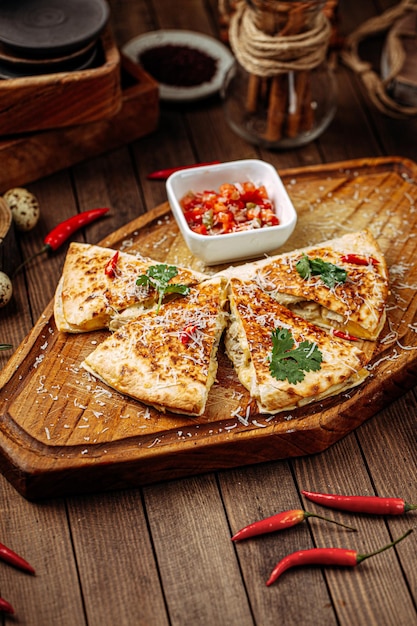 Quesadilla di pollo con salsa di salsa sul tagliere