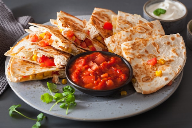 Quesadilla messicana con pollo, pomodoro, mais e formaggio