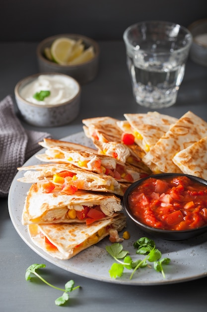 Quesadilla messicana con pollo, pomodoro, mais e formaggio