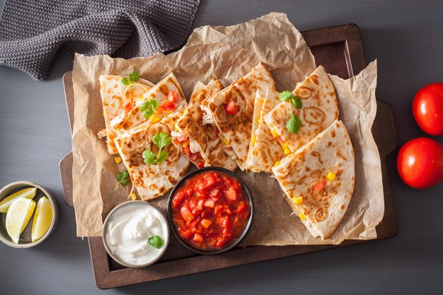 Quesadilla messicana con pollo, pomodoro, mais e formaggio