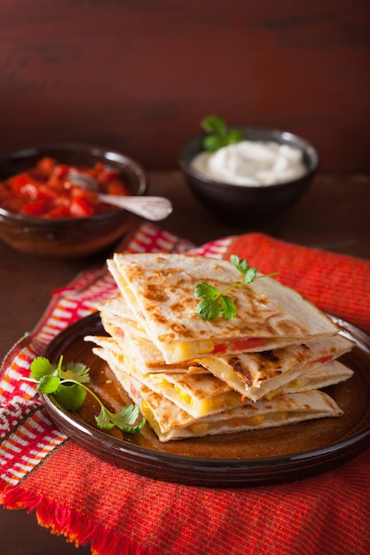 Quesadilla messicana con pomodori e formaggio