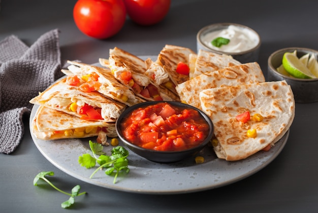 Quesadilla messicana con pomodori e formaggio