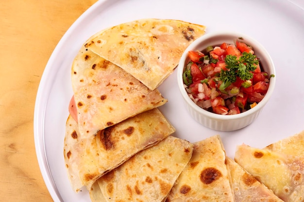 Quesadilla messicana sincronizzata con prosciutto e formaggio fuso, salsa pico de gallo, cibo messicano