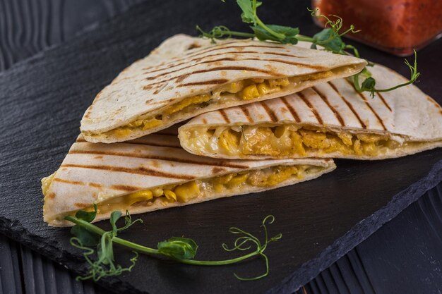 Quesadillas alla griglia su fondo di legno nero