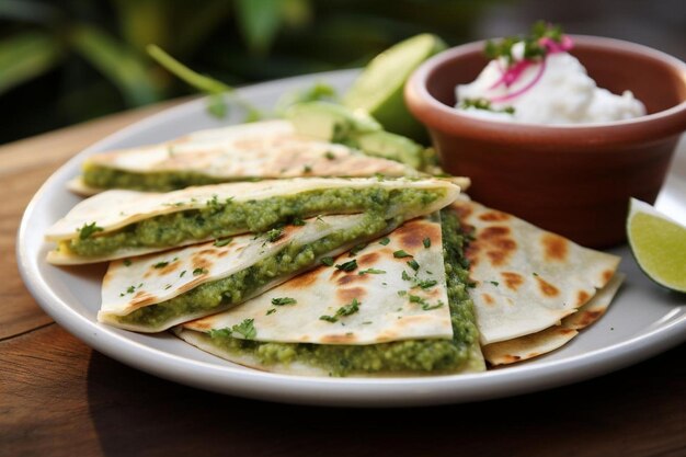 Quesadillas servite con un lato di fagioli neri piccanti e