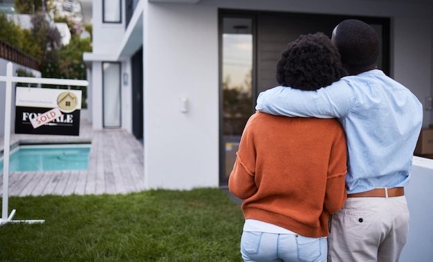 Questa casa dei sogni è finalmente nostra. Ripresa di una giovane coppia in piedi fuori dalla loro nuova casa