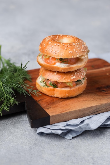 Questa foto vivace e deliziosa presenta un assortimento di cibi colorati e appetitosi