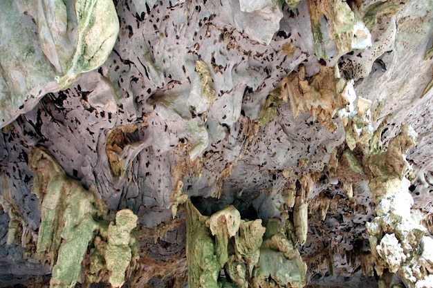 Questa immagine è una roccia in una grotta.