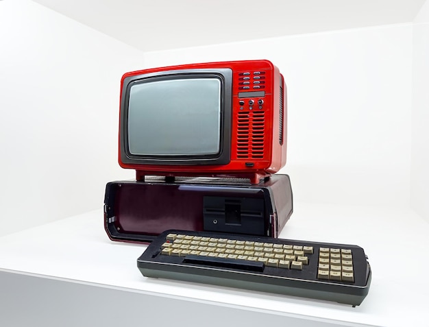 Questa immagine mostra un terminale informatico retro con un monitor rosso vibrante con ventilazione