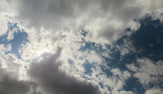 Questa immagine panoramica bel panorama cielo blu e nuvole bianche