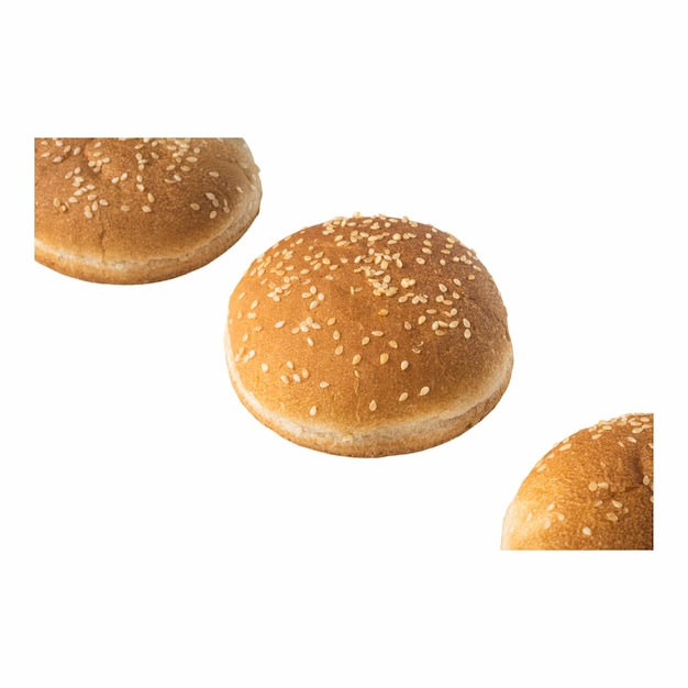 Questi panini di hamburger di semi di sesamo appena cotti sono presentati in fila aga isolati su uno sfondo bianco