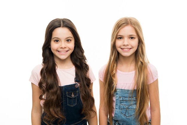 Questi sguardi sbalorditivi Bambine carine che indossano una nuova acconciatura Adorabili bambine