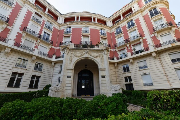 Questo bellissimo palazzo rosa Carlton è un ex hotel costruito all'inizio del XX secolo.