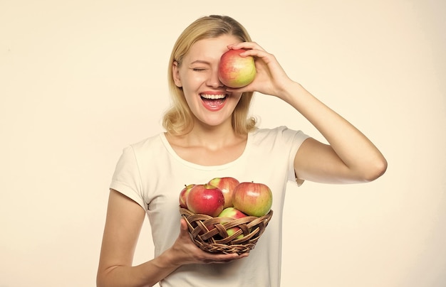 Questo dovrebbe andare bene dieta vitaminica Natura raccolto autunnale Primavera stagionale frutteto ragazza con cesto di mele agricoltura vita verde cibo sano Donna felice mangia mela Godendo di uno stile di vita sano