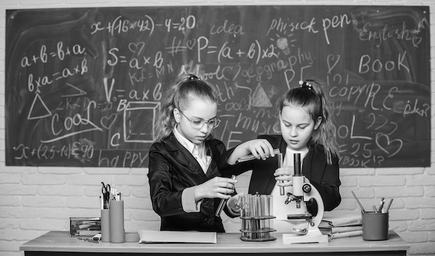 Questo è ciò che stiamo testando oggi Lezione di biologia esperimenti scientifici in laboratorio di biologia Bambine a scuola educazione biologica in laboratorio Piccolo scienziato al microscopio Ricerca di chimica