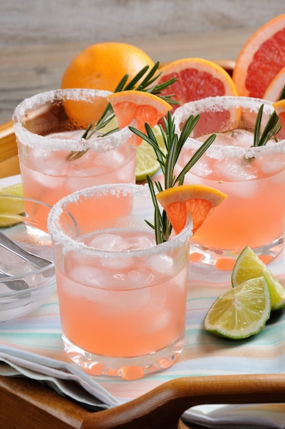 Questo magnifico cocktail di Paloma rosa fresca Una bevanda festiva è l'ideale per le vacanze del brunch