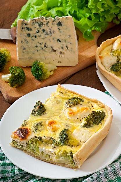 Quiche con broccoli e formaggio feta