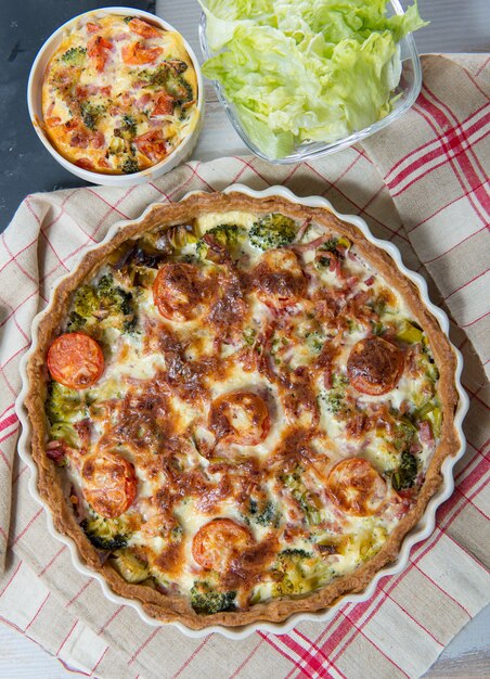 Quiche con broccoli, formaggio e pomodori, su un asciugamano