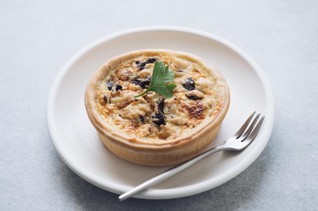 Quiche con funghi e pollo francese pie messa a fuoco selettiva