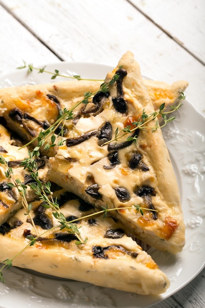 Quiche con funghi sul piatto