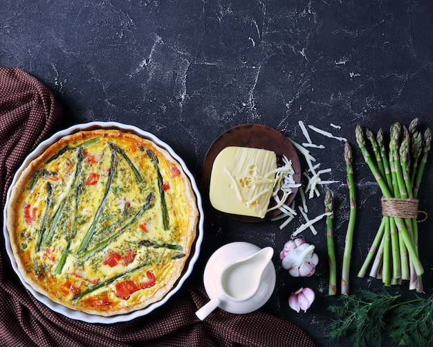 quiche con ripieno di salmone e asparagi