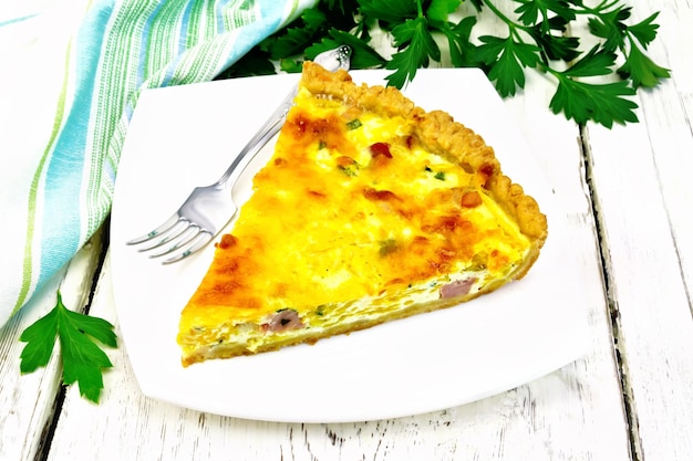 Quiche con zucca e pancetta in piatto bianco sul tavolo