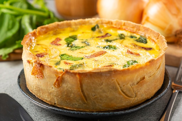 Quiche di spinaci con cipolla e pancetta