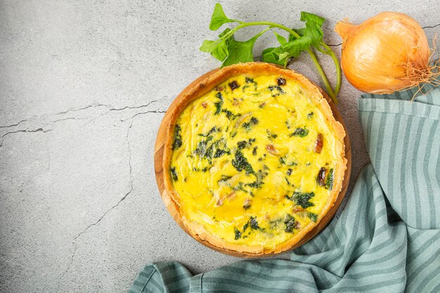 Quiche di spinaci con cipolla e pancetta