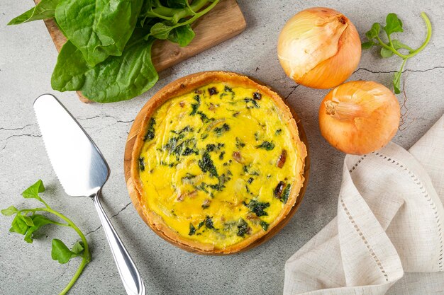 Quiche di spinaci con cipolla e pancetta