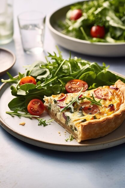 Quiche di uova e spinaci con pomodori ciliegini su un piatto in cucina un menu per una colazione sana