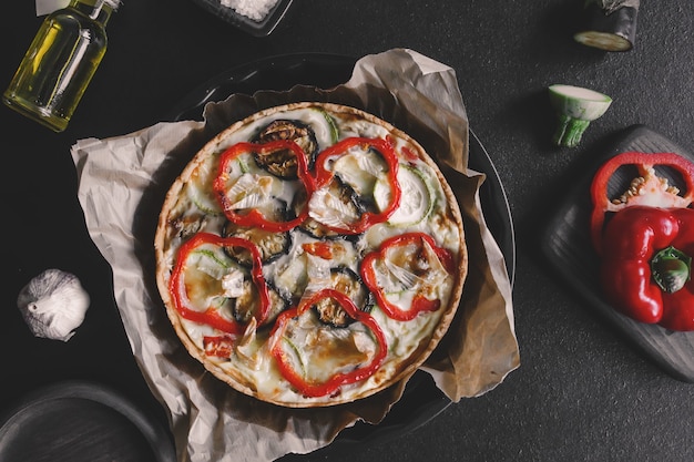 Quiche di verdure fatta in casa con zucchine zucchine melanzane pepe e brie