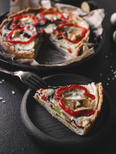 Quiche di verdure fatta in casa con zucchine zucchine melanzane pepe e brie