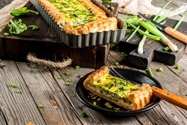 Quiche lorraine di pasta sfoglia, con giovani cipolle verdi e spinaci