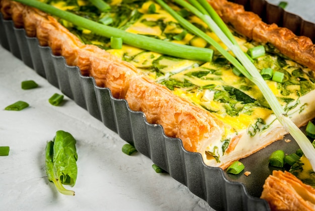 Quiche lorraine di pasta sfoglia, con giovani cipolle verdi e spinaci