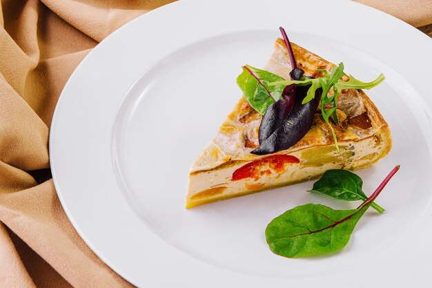 Quiche Lorraine su piatti bianchi