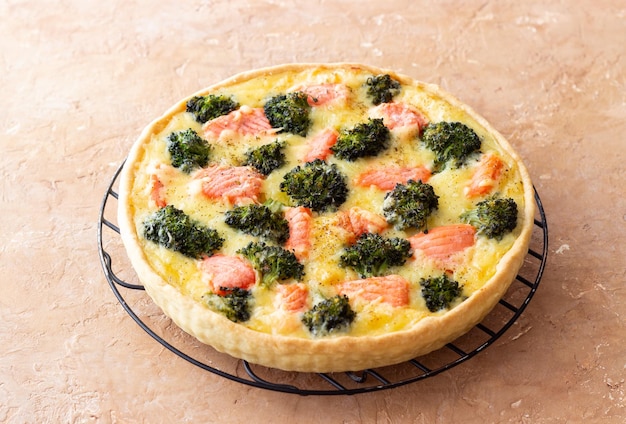 Quiche o torta con salmone e broccoli cucina francese